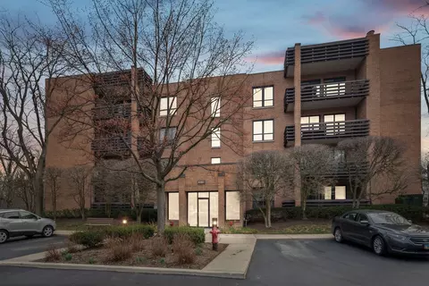 1060 Shermer Rd #35, Northbrook, IL 60062