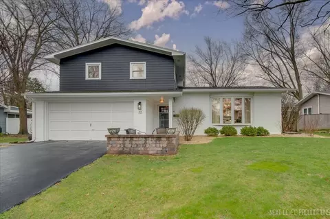 32 Sylvia Ln, Naperville, IL 60540