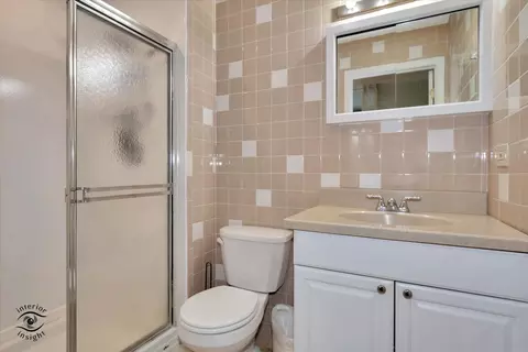Bath - 1832 Albright Ct, Wheaton, IL 60189 photo 3 of 5