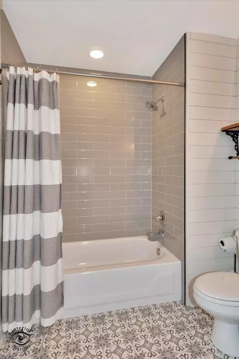 Bath - 1832 Albright Ct, Wheaton, IL 60189 photo 5 of 5