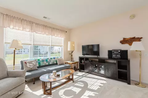 Living - 2807 Beacon Point Cir, Elgin, IL 60124 photo 2 of 4
