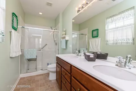 Bath - 2807 Beacon Point Cir, Elgin, IL 60124 photo 2 of 2