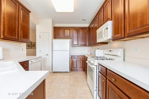 Kitchen - 2807 Beacon Point Cir, Elgin, IL 60124 photo 2 of 2