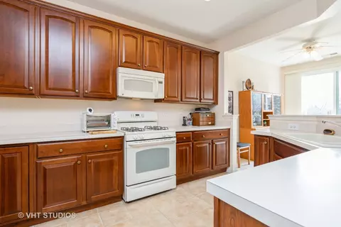 Kitchen - 2807 Beacon Point Cir, Elgin, IL 60124 photo 1 of 2