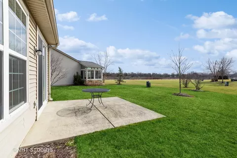Exterior - 2807 Beacon Point Cir, Elgin, IL 60124 photo 8 of 15