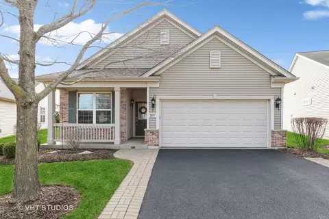 2807 Beacon Point Cir, Elgin, IL 60124