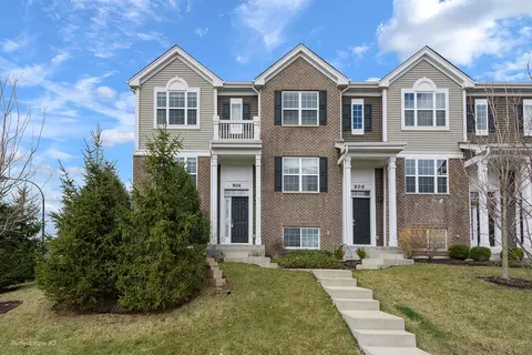 904 Bradford Dr, Naperville, IL 60563