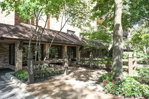 1800 Mission Hills Rd #215, Northbrook, IL 60062