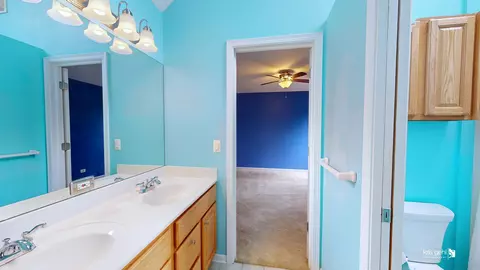 Bath - 2581 Sutton Ln, Aurora, IL 60502 photo 4 of 5