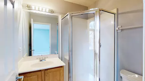 Bath - 2581 Sutton Ln, Aurora, IL 60502 photo 3 of 5
