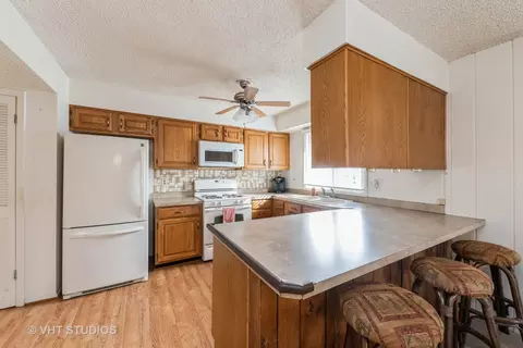 Kitchen - 908 Melrose Ct, Mchenry, IL 60050 photo 2 of 2