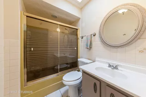 Bath - 908 Melrose Ct, Mchenry, IL 60050 photo 2 of 2