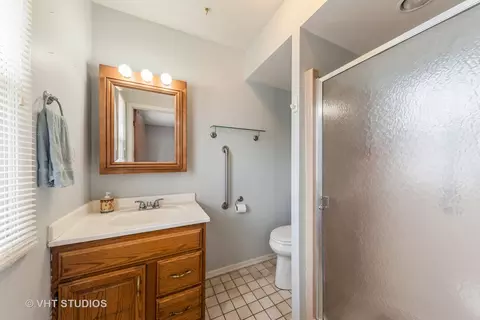 Bath - 908 Melrose Ct, Mchenry, IL 60050 photo 1 of 2