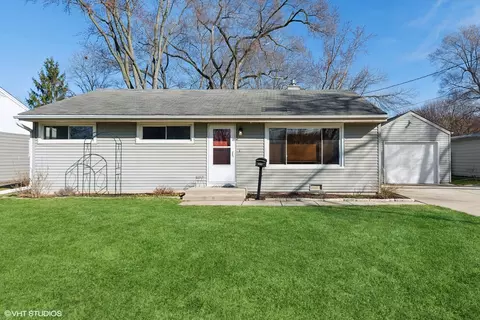 16340 W Arlington Dr, Libertyville, IL 60048