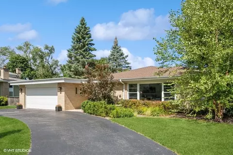 904 Woodlawn Rd, Glenview, IL 60025