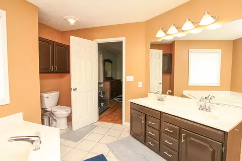 Bath - 3012 Providence Dr, Bloomington, IL 61704 photo 3 of 4