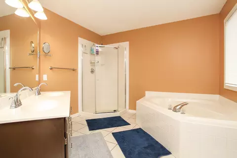 Bath - 3012 Providence Dr, Bloomington, IL 61704 photo 2 of 4