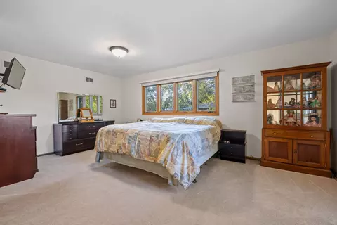 Bedroom - 15301 Pine Dr, Oak Forest, IL 60452 photo 3 of 4