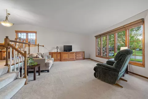 Living - 15301 Pine Dr, Oak Forest, IL 60452 photo 1 of 2