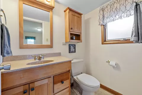 Bath - 15301 Pine Dr, Oak Forest, IL 60452 photo 1 of 4