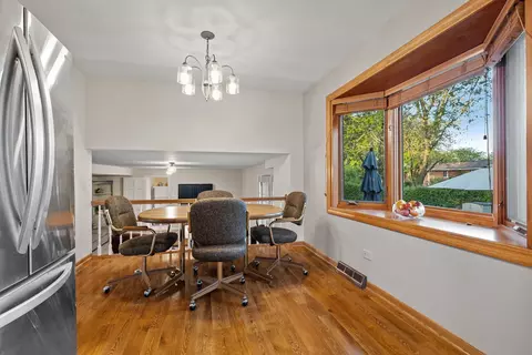 Dining - 15301 Pine Dr, Oak Forest, IL 60452 photo 5 of 5