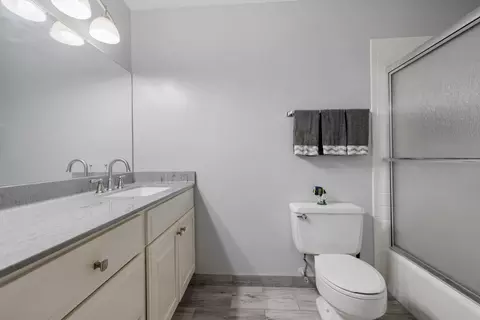 Bath - 15301 Pine Dr, Oak Forest, IL 60452 photo 2 of 4