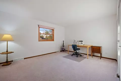 Bedroom - 15301 Pine Dr, Oak Forest, IL 60452 photo 2 of 4