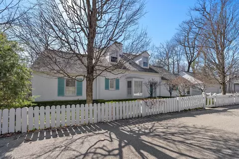 1057 Walden Rd, Lake Forest, IL 60045