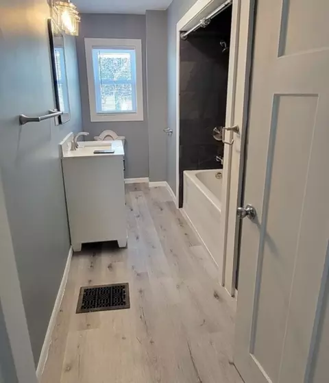 Bath - 496 S Dearborn Ave, Kankakee, IL 60901 photo 1 of 3