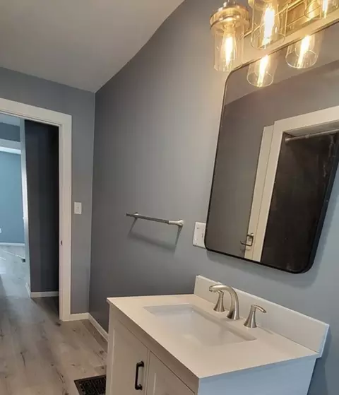 Bath - 496 S Dearborn Ave, Kankakee, IL 60901 photo 3 of 3