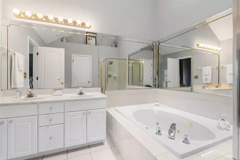 Bath - 24962 Ambrose Rd, Plainfield, IL 60585 photo 4 of 6