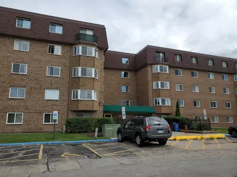 300 S Roselle Rd #213, Schaumburg, IL 60193