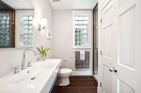 Bath - 714 W Webster Ave #3E, Chicago, IL 60614 photo 1 of 3