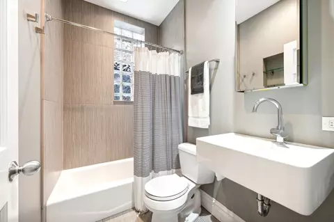 Bath - 714 W Webster Ave #3E, Chicago, IL 60614 photo 3 of 3