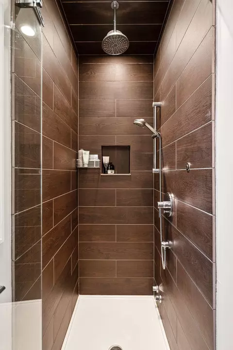 Bath - 714 W Webster Ave #3E, Chicago, IL 60614 photo 2 of 3