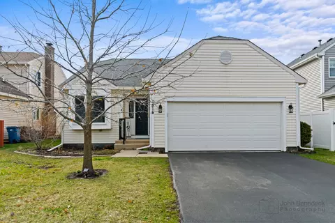 1814 Grosse Pointe Cir, Hanover Park, IL 60133