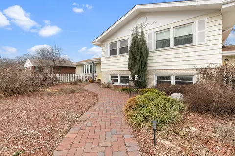6402 Willow Springs Rd, La Grange Highlands, IL 60525