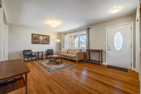 Living - 619 Scott St, Algonquin, IL 60102 photo 3 of 8