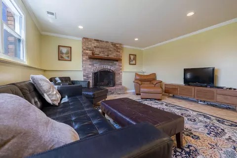 Living - 619 Scott St, Algonquin, IL 60102 photo 8 of 8
