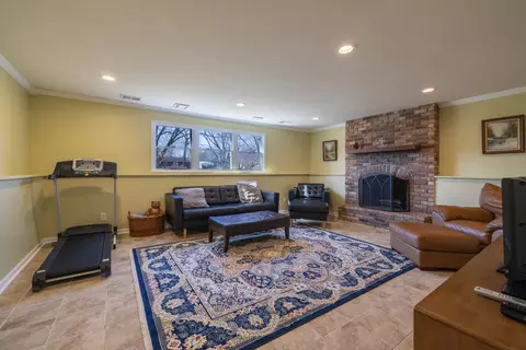 Living - 619 Scott St, Algonquin, IL 60102 photo 6 of 8