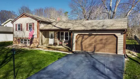 Exterior - 619 Scott St, Algonquin, IL 60102 photo 2 of 12