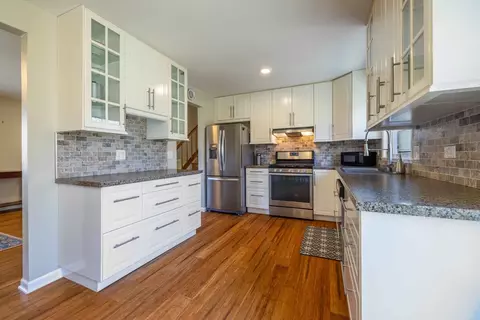 Kitchen - 619 Scott St, Algonquin, IL 60102 photo 2 of 5