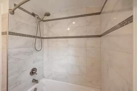 Bath - 619 Scott St, Algonquin, IL 60102 photo 2 of 4