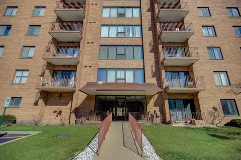 1777 W Crystal Ln #402, Mount Prospect, IL 60056