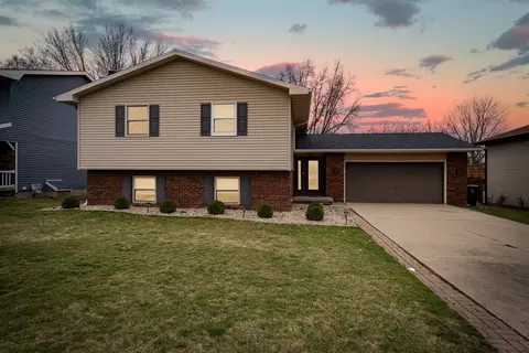 3008 Mirium Dr, Bloomington, IL 61704
