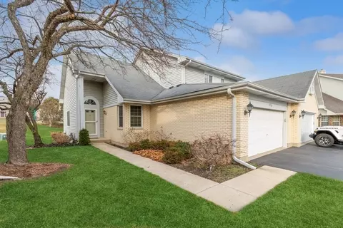 5752 Regency Ct, Gurnee, IL 60031