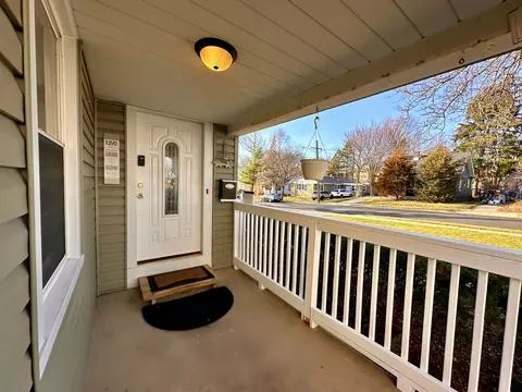 Exterior - 923 4th Ave, Aurora, IL 60505 photo 4 of 11