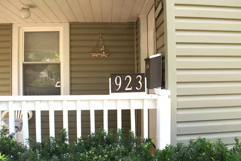 Exterior - 923 4th Ave, Aurora, IL 60505 photo 3 of 11