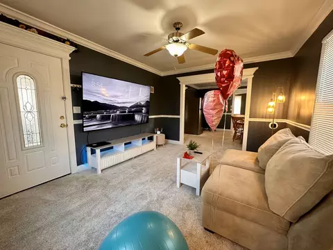 Living - 923 4th Ave, Aurora, IL 60505 photo 2 of 3