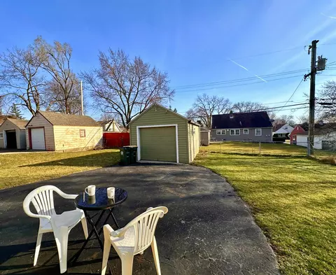 Exterior - 923 4th Ave, Aurora, IL 60505 photo 8 of 11